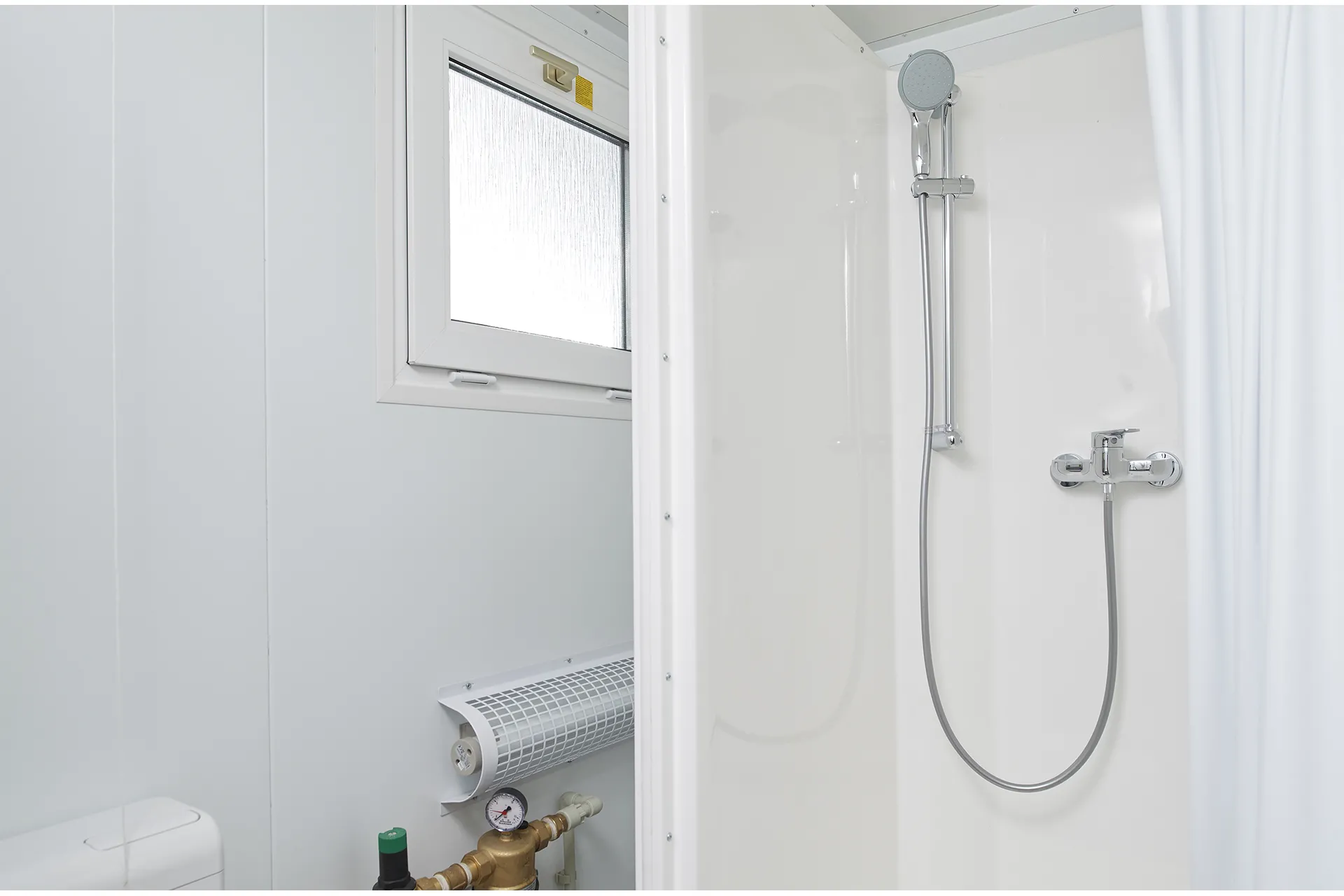 8ft x 5ft mains Toilet Shower